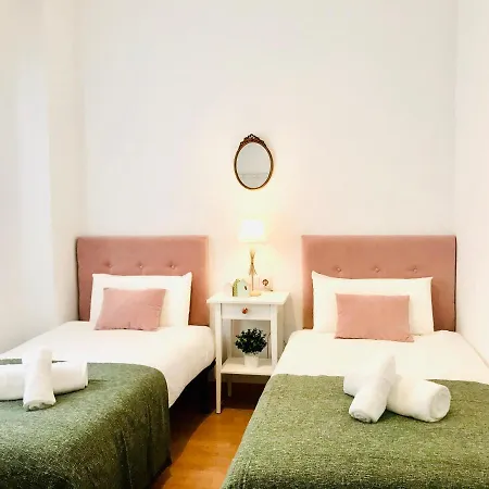 Gleaming & Well Located In Center Apartment