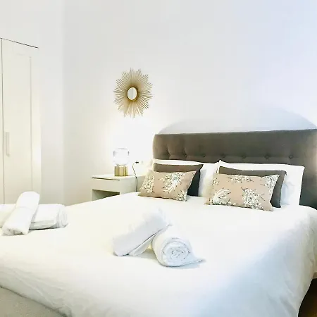 Gleaming & Well Located In Center Apartment