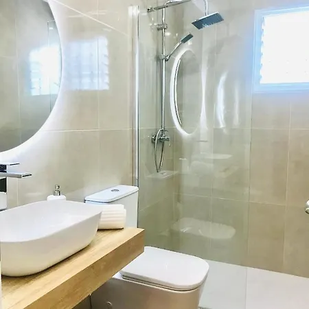 Gleaming & Well Located In Center Apartment