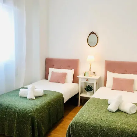 Gleaming & Well Located In Center Apartment *