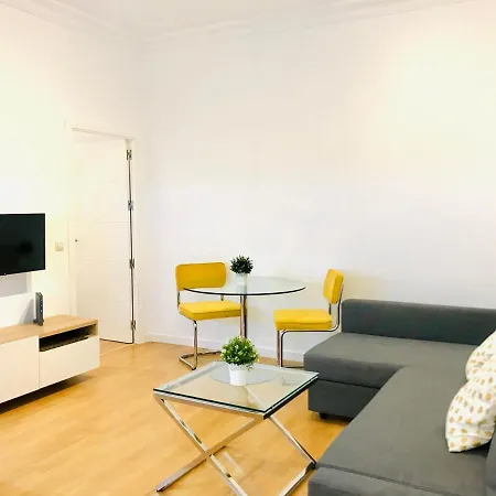 Gleaming & Well Located In Center Apartment *