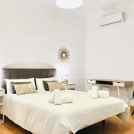 Gleaming & Well Located In Center Apartment